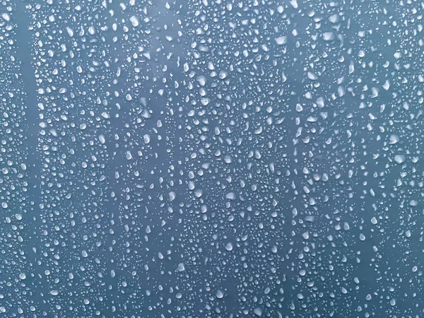 샤워기 표면에 물방울의 파란색 추상적 질감을 클로즈업 — 스톡 사진