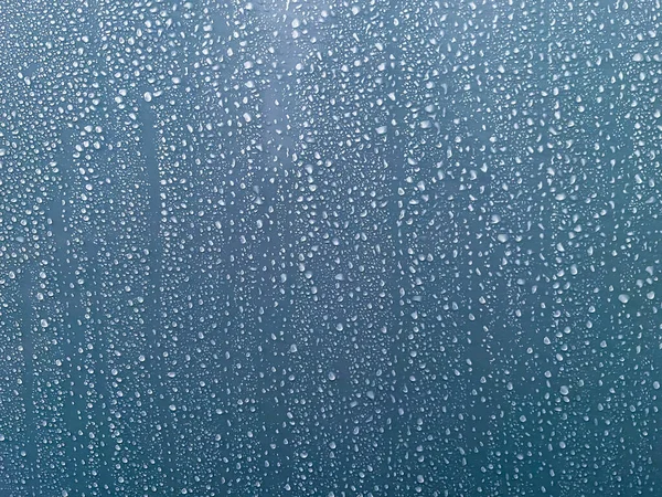 シャワーウォール表面の水滴の濃い青の抽象的な質感の背景を閉じます — ストック写真