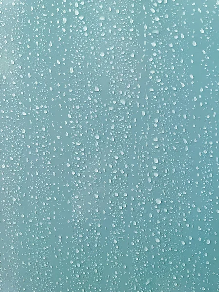 淋浴墙表面水滴的闭合水蓝色抽象纹理背景 — 图库照片