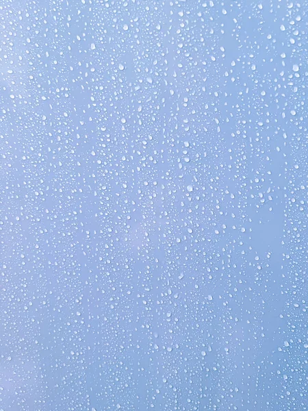 シャワーウォール表面の水滴の抽象的な質感の背景をアクアブルーで閉じます — ストック写真