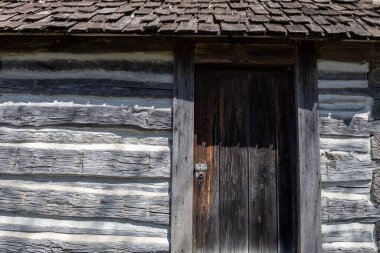 Eski ahşap ahşap bir 19. yüzyıl ahşap kabin dış yüzeyinin soyut dokusunu kapayın.