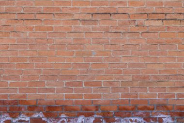 Antika bir dış görünüşün dokusu kırmızı kil tuğla duvarda nem ve efloresan tuzu var.