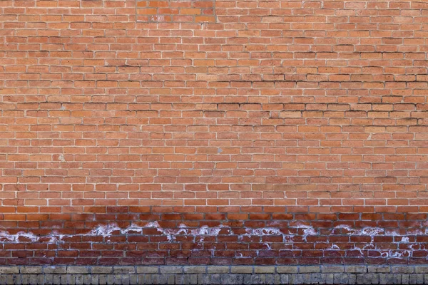 湿気や花からの塩辛い預金とアンティークの外観赤粘土レンガの壁のテクスチャの背景を閉じます — ストック写真