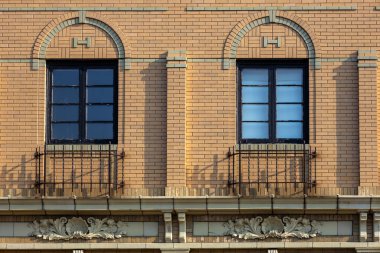 Dekoratif kemerli pencere çerçeveleri klasik veya rönesans tarzında dekoratif bir bej renkli eski tuğla duvar cephesinin tam çerçeve arkaplanı