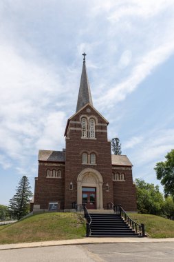 Roscoe, Minnesota, ABD - 25 Temmuz 2023: Roscoe, Stearns County, Minnesota 'daki St. Agnes Katolik Kilisesi manzarası. Bu görkemli tuğla köy kilisesi 1929 'da inşa edilmiş ve yuvarlak taş kemerli pencereleri ve Gotik bir çan kulesi var..