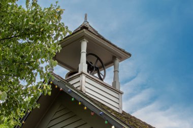 Dış çan kulesi 19. yüzyıl ahşap çerçeveli bir köy okulunda.