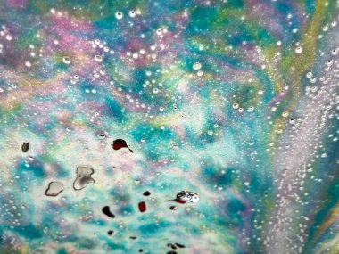 Renkli sabun ve su tasarımlarının soyut dokusu araba yıkama yerindeki bir arabanın ön camında.