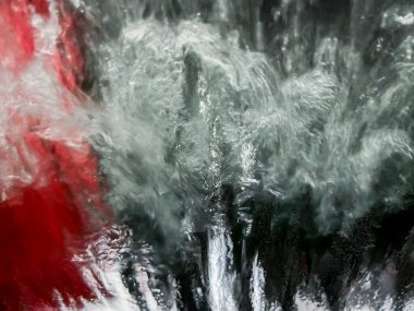 Araba yıkamada bir arabanın ön camında sabun ve su tasarımlarının soyut dokusu