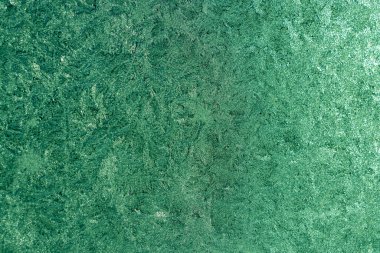 Buzlu cam pencerenin tam kare makro desen arkaplanı yeşilin tonlarında, kopyalama alanı ile birlikte.