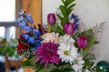 Kapalı bir çiçek buketinin desen arka planını kapat. Renkli çiçekleri içeren, çözünmüş arka planı olan.
