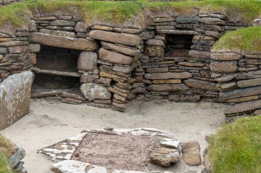 Kuzey İskoçya 'daki Orkney Adası' ndaki 5.000 yıllık Neolitik köy yerleşkesi olan Skara Brae 'deki eski bir konuta yakından bakın.