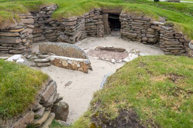 Kuzey İskoçya 'daki Orkney Adası' ndaki 5.000 yıllık Neolitik köy yerleşkesi olan Skara Brae 'deki eski bir konuta yakından bakın.