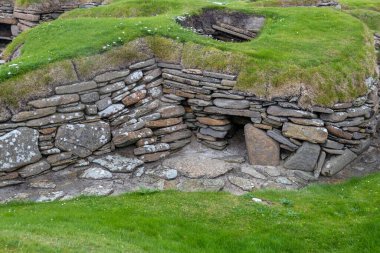 Kuzey İskoçya 'daki Orkney Adası' ndaki 5.000 yıllık Neolitik köy yerleşkesi olan Skara Brae 'deki eski bir konuta yakından bakın.