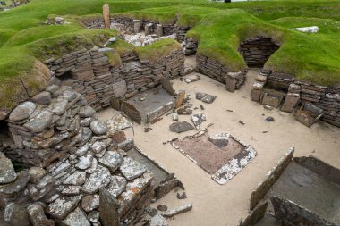Kuzey İskoçya 'daki Orkney Adası' ndaki 5.000 yıllık Neolitik köy yerleşkesi olan Skara Brae 'deki eski bir konuta yakından bakın.
