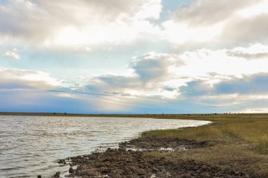 Gölün üzerinde bulutlu bir gün