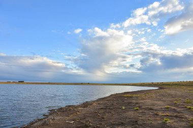Gölün üzerinde bulutlu bir gün