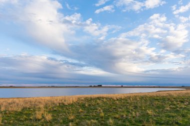 Gölün üzerinde günbatımının renkleri