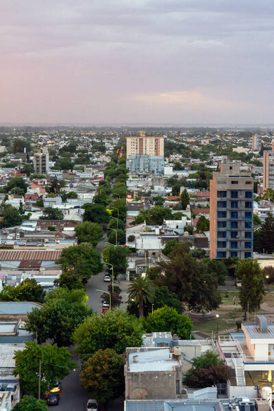 Перспектива улицы с деревьями города
