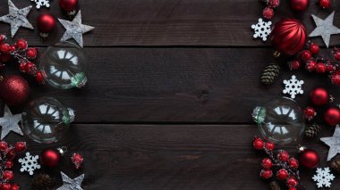 Mutlu Noeller, Mutlu yıllar konsept pankartı. Kapanış kırmızı noel topları, çizgili lolipoplar, yıldızlar, eski ahşap arka planda böğürtlenli dallar, düz uzanma, üst manzara, kopyalama alanı.