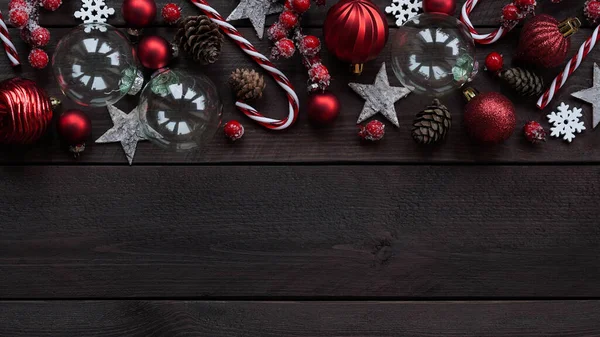 Καλά Χριστούγεννα Καλή Πρωτοχρονιά Banner Closeup Κόκκινο Μπάλες Χριστούγεννα Ριγέ — Φωτογραφία Αρχείου