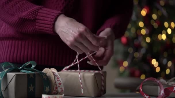Крупным Планом Женщина Бордовом Свитере Упаковывает Много Коробок Подарками Красивой — стоковое видео