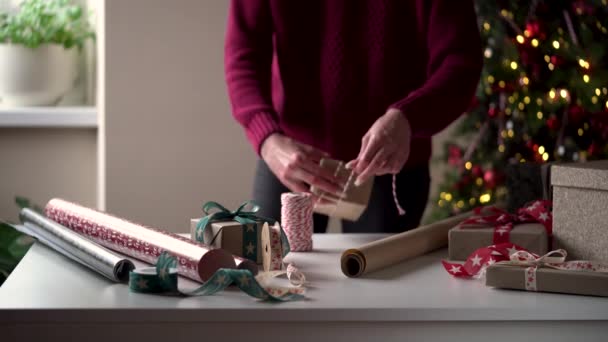 Zbliżenie Kobieta Burgundowym Swetrze Pakuje Wiele Pudełek Prezentami Piękny Papier — Wideo stockowe