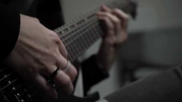 Zbliżenie Dłoni Dziewczyny Pierścieniach Grać Melodię Czarnym Gitarze Elektrycznej Wykonanie — Wideo stockowe