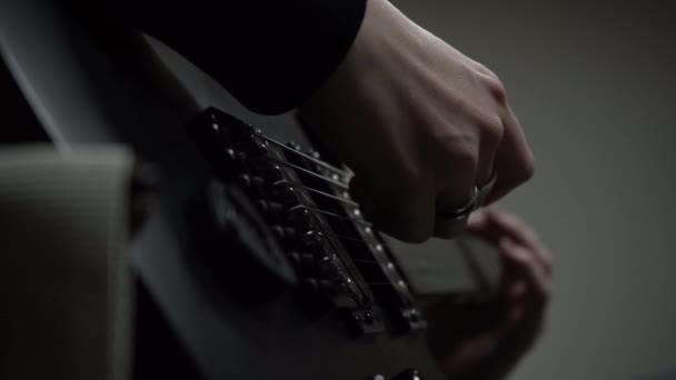 リングにおける少女の手のクローズアップは ブラック エレクトリック ギターでメロディーを再生します アーティスト ロック パフォーマーのソロ パフォーマンス — ストック動画