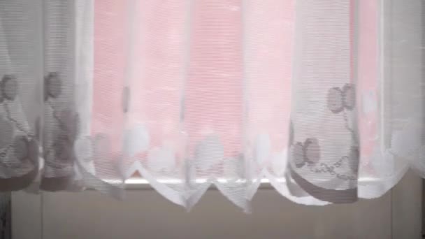 Tulle Blanc Avec Motif Antique Balance Légèrement Sur Fenêtre Une — Video