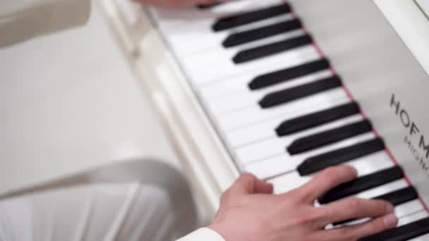 年轻音乐家手拉手 穿着白色夹克 弹奏钢琴曲古典音乐 音乐会 表演钢琴课 键盘乐器 视频选择性聚焦 乌克兰 基辅2022年9月1日 — 图库视频影像