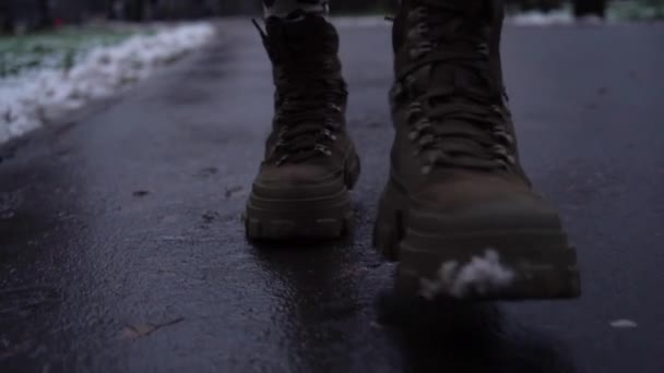 Kışlık Çizmeli Bir Kızın Bacaklarının Yakın Çekimi Bir Kadın Akşam — Stok video