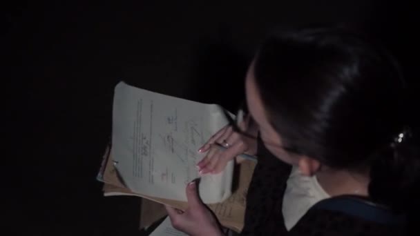 Close Uma Menina Morena Óculos Mantém Papel Suas Mãos Escreve — Vídeo de Stock
