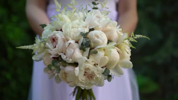 Nevěsta Bílých Šatech Drží Svých Rukou Krásné Jemné Svatební Kytice — Stock video