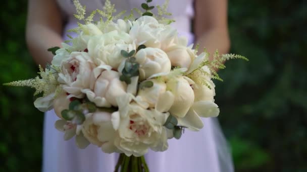 Noiva Vestido Branco Segura Suas Mãos Belo Delicado Buquê Casamento — Vídeo de Stock