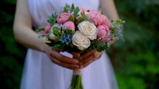 Noiva Vestido Branco Segura Suas Mãos Belo Delicado Buquê Casamento — Vídeo de Stock