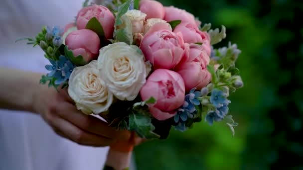 Mariée Robe Blanche Tient Dans Ses Mains Beau Bouquet Mariage — Video