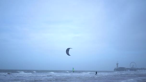 Men Black Suits Kitesurfing Slow Motion Extreme Sports Kiteboarding Vacation — Stock Video
