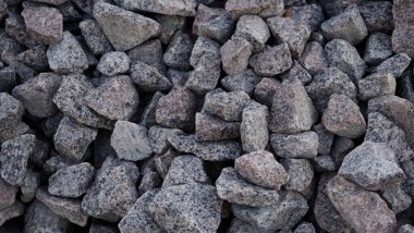 Ezilmiş taş dağları. Gri taşları yakın mesafeden ezmiş. Bahçecilik, peyzaj ya da yol inşaatı için çok yönlü yapı malzemeleri.