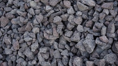 Ezilmiş taş dağları. Gri taşları yakın mesafeden ezmiş. Bahçecilik, peyzaj ya da yol inşaatı için çok yönlü yapı malzemeleri.