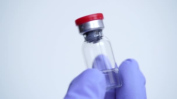 Pendekatan Tangan Dokter Dalam Sarung Tangan Medis Biru Memegang Botol — Stok Video