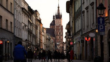 Krakow, Florianska Caddesi 'nin tarihi merkezi, St. Mary Bazilikası, Marian Kilisesi, UNESCO Sitesi, akşam kenti, turist popülerliği. Polonya, Krakow 03.15.2022