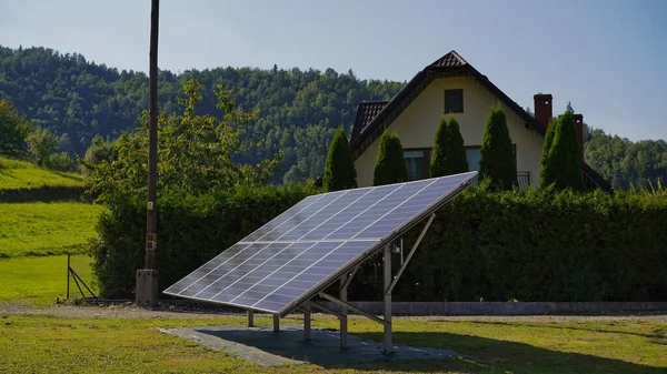 Сонячні Панелі Біля Житлового Будинку Сонячний День Альтернативна Енергія Економія Стокова Картинка