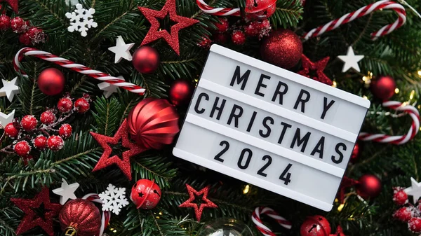 Tablero Blanco Con Texto Feliz Navidad 2024 Entre Decoración Roja — Foto de Stock