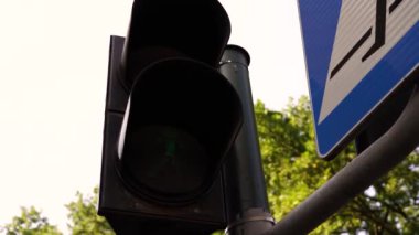 Büyük şehrin kavşağındaki trafik ışıklarının kapatılması, caddedeki yayaların hareketinin düzenlenmesi, yoldaki insanların güvenli şekilde taşınması. Trafik ekipmanlarıyla trafik kontrolü..