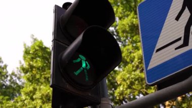 Büyük şehrin kavşağındaki trafik ışıklarının kapatılması, caddedeki yayaların hareketinin düzenlenmesi, yoldaki insanların güvenli şekilde taşınması. Trafik ekipmanlarıyla trafik kontrolü..