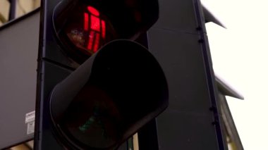 Büyük şehrin kavşağındaki trafik ışıklarının kapatılması, caddedeki yayaların hareketinin düzenlenmesi, yoldaki insanların güvenli şekilde taşınması. Trafik ekipmanlarıyla trafik kontrolü..