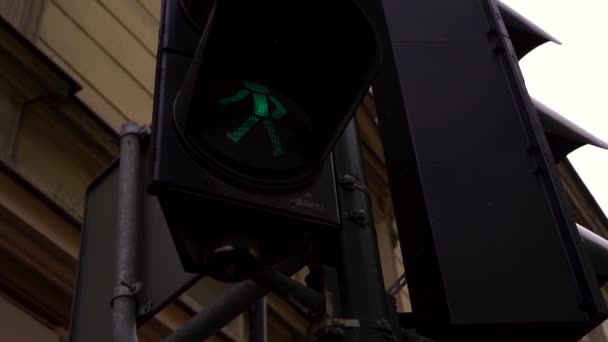 Close Semáforo Intersecção Cidade Grande Regulando Movimento Dos Pedestres Rua — Vídeo de Stock