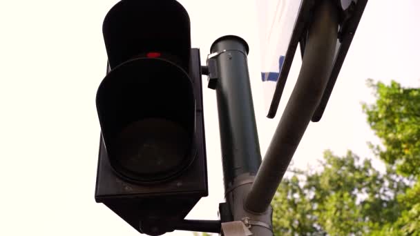 大都市の交差点での交通ライトのクローズアップ 道路上の歩行者の移動を規制 道路上の人の安全な動き 道路機器との交通制御 交通ライトスイッチライト — ストック動画