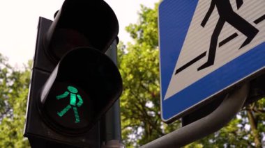 Büyük şehrin kavşağındaki trafik ışıklarının kapatılması, caddedeki yayaların hareketinin düzenlenmesi, yoldaki insanların güvenli şekilde taşınması. Trafik ekipmanlarıyla trafik kontrolü..