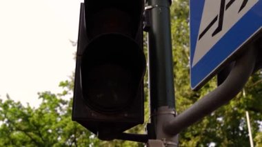 Büyük şehrin kavşağındaki trafik ışıklarının kapatılması, caddedeki yayaların hareketinin düzenlenmesi, yoldaki insanların güvenli şekilde taşınması. Trafik ekipmanlarıyla trafik kontrolü..